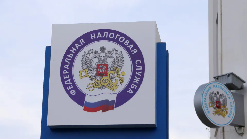 Налоговики направляют письма трудоспособным и безработным гражданам, которые совершают дорогостоящие покупки при отсутствии явных доходов. Это часть усиления контроля на фоне дефицита федерального бюджета и роста наличного оборота.