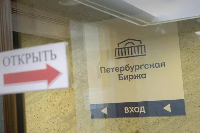 Биржа запретит покупки топлива с целью перепродажи посредникам: бензин можно будет приобретать только для собственных нужд или для заранее указанного конечного получателя. Новые требования вводятся на фоне сокращения поставок и падения продаж на бирже.