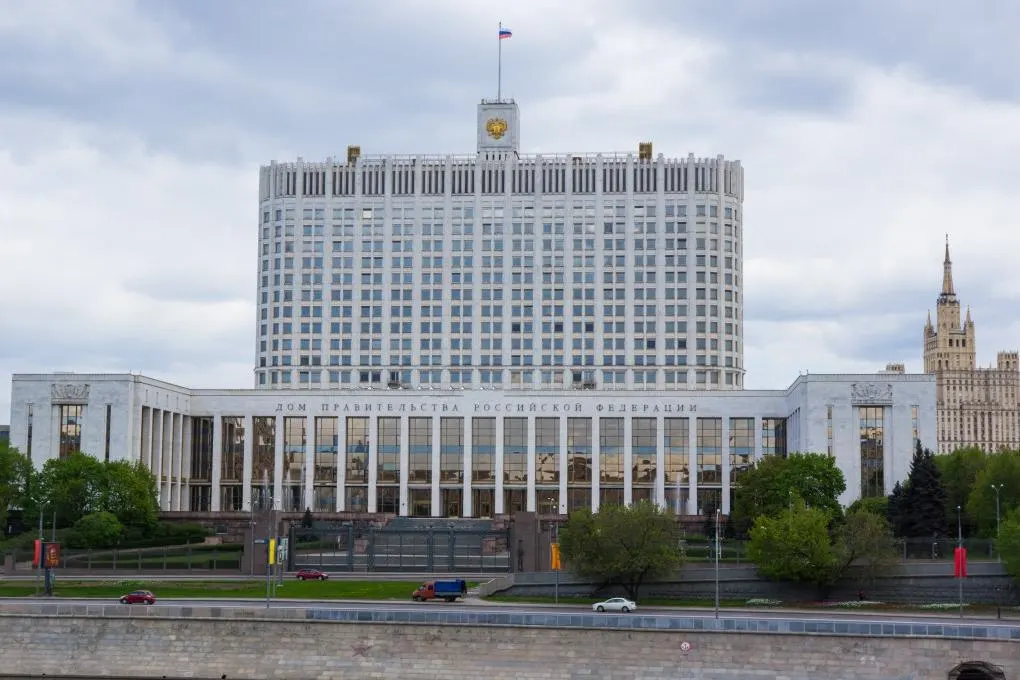 Законопроект расширяет перечень преступлений, при которых осуждённые или обвиняемые (при приостановленных делах по ходатайству командования) смогут заключать контракты с Минобороны; при этом ряд тяжких и опасных преступлений остаётся под запретом.
