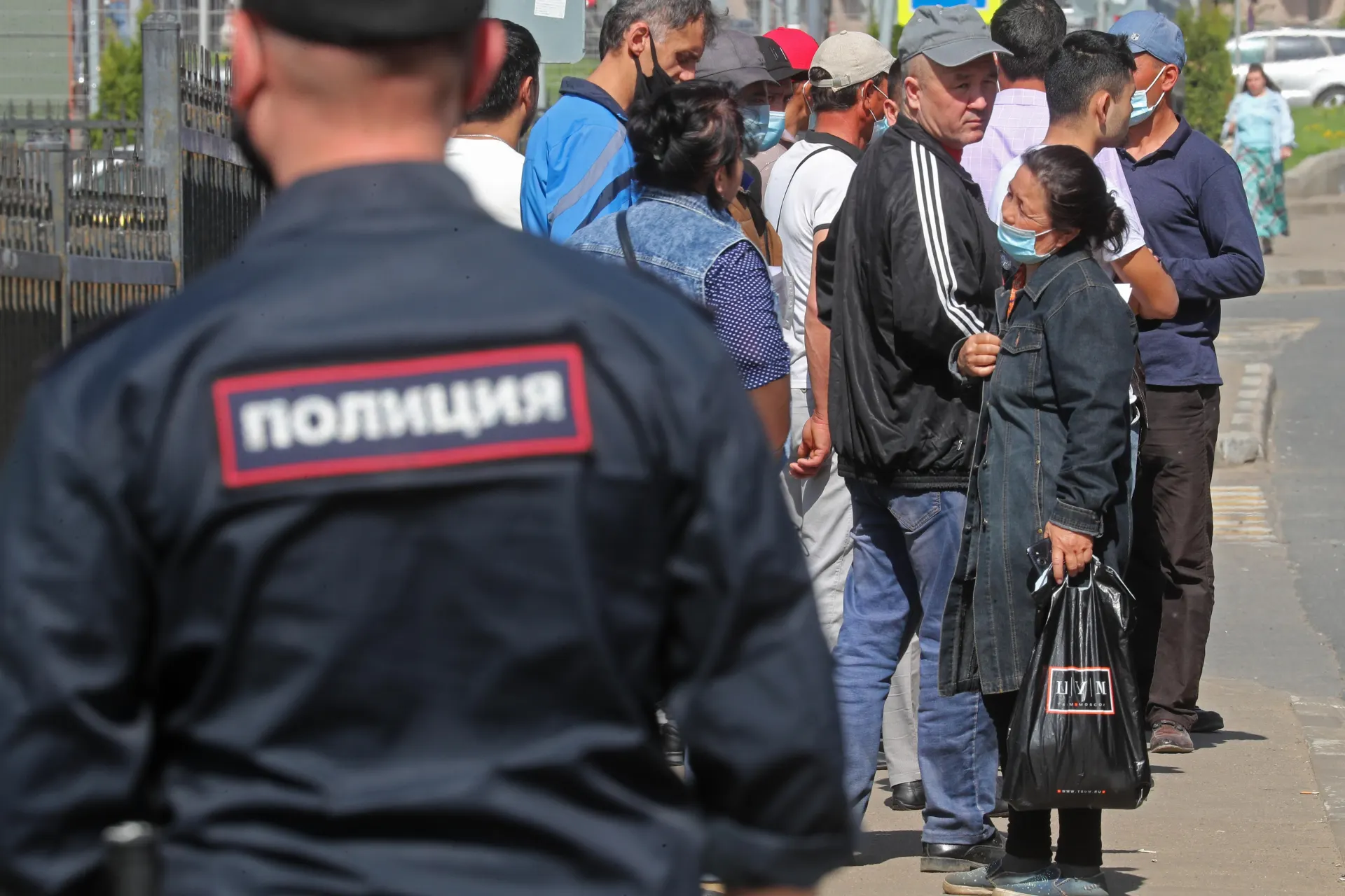 Правительство подготовило ко второму чтению поправки: в перечень правонарушений с обязательным выдворением хотят включить дискриминацию и неповиновение пограничникам. Документ разработан МВД и уже прошёл первое чтение.