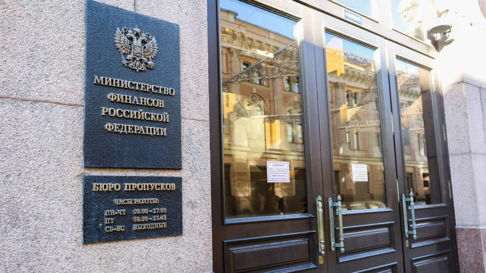 После 2022 года госдолг РФ значительно вырос, обслуживание займов взяло всё большую долю расходов бюджета. Эксперты предлагают установить пределы долговой нагрузки и предупреждают о рисках при падении нефтяных доходов и росте процентных выплат.