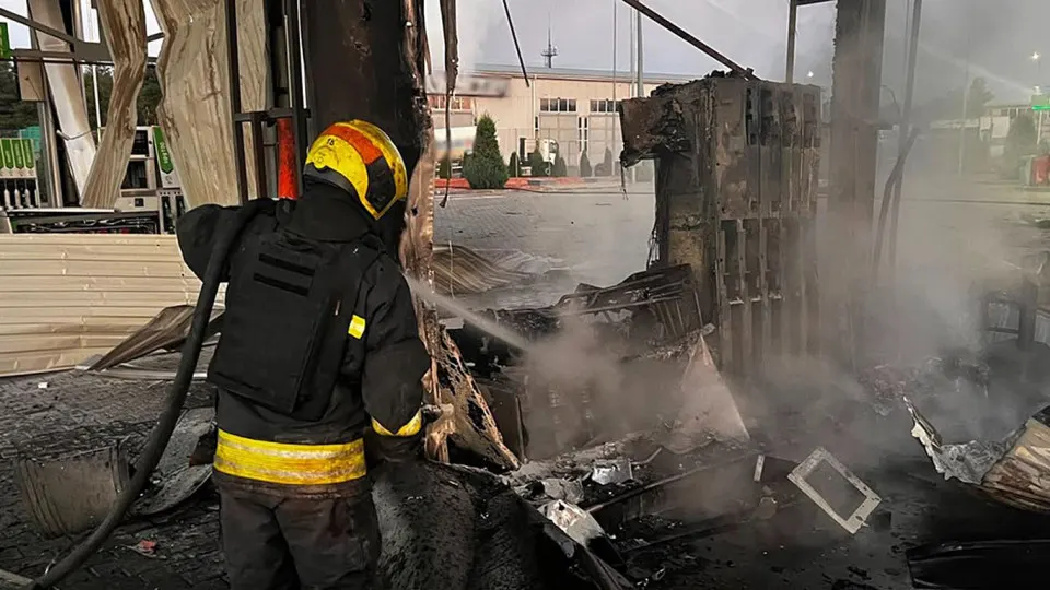 В ночь на 1 июля беспилотники атаковали Днепропетровскую область — повреждены пять автозаправок, одна женщина погибла, трое ранены. Инцидент произошёл на фоне острого дефицита топлива и резкого роста цен в России.