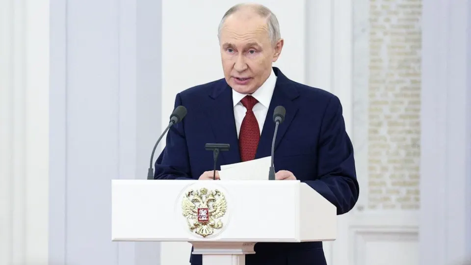 Президент заявил, что при формировании бюджета на 2027–2029 годы главным приоритетом останутся расходы на оборону. Фактические траты на военные нужды уже сильно превысили первоначальные планы, что усиливает дефицит и ведёт к сокращению финансирования гражданских программ.