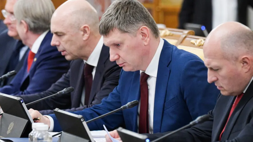 По оперативной оценке Минэкономразвития ВВП России в январе–мае вырос всего на 0,2%. Эксперты фиксируют стагнацию вне Москвы, удар по инвестициям и риск падения экономики по итогам года.