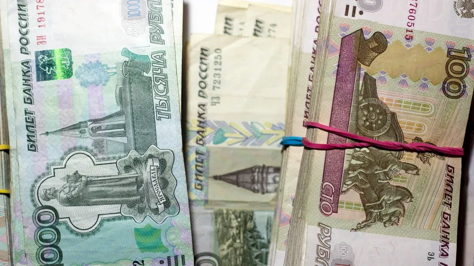 С 1 по 16 июля объём наличных в обращении увеличился на 513 млрд рублей. Банки активнее берут деньги у регулятора, а доля проблемных кредитов растёт — риск повышения нестабильности финансовой системы увеличивается.