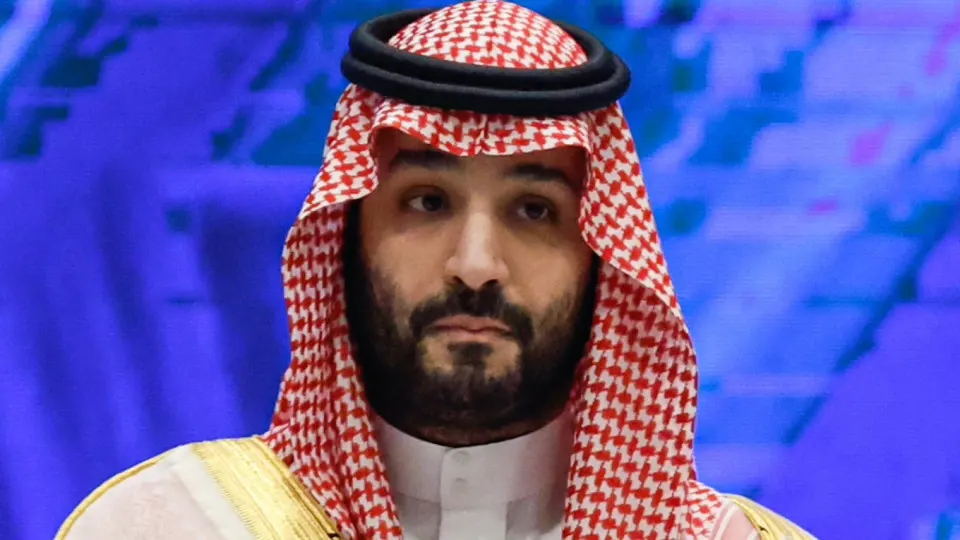 Королевство резко снизило официальную отгрузочную цену на сорт Arab Light — крупнейшее сокращение за последние десятки лет. На рынок возвращаются большие объёмы нефти через Ормузский пролив, что давит на котировки Brent и Urals и усиливает бюджетные риски для России.
