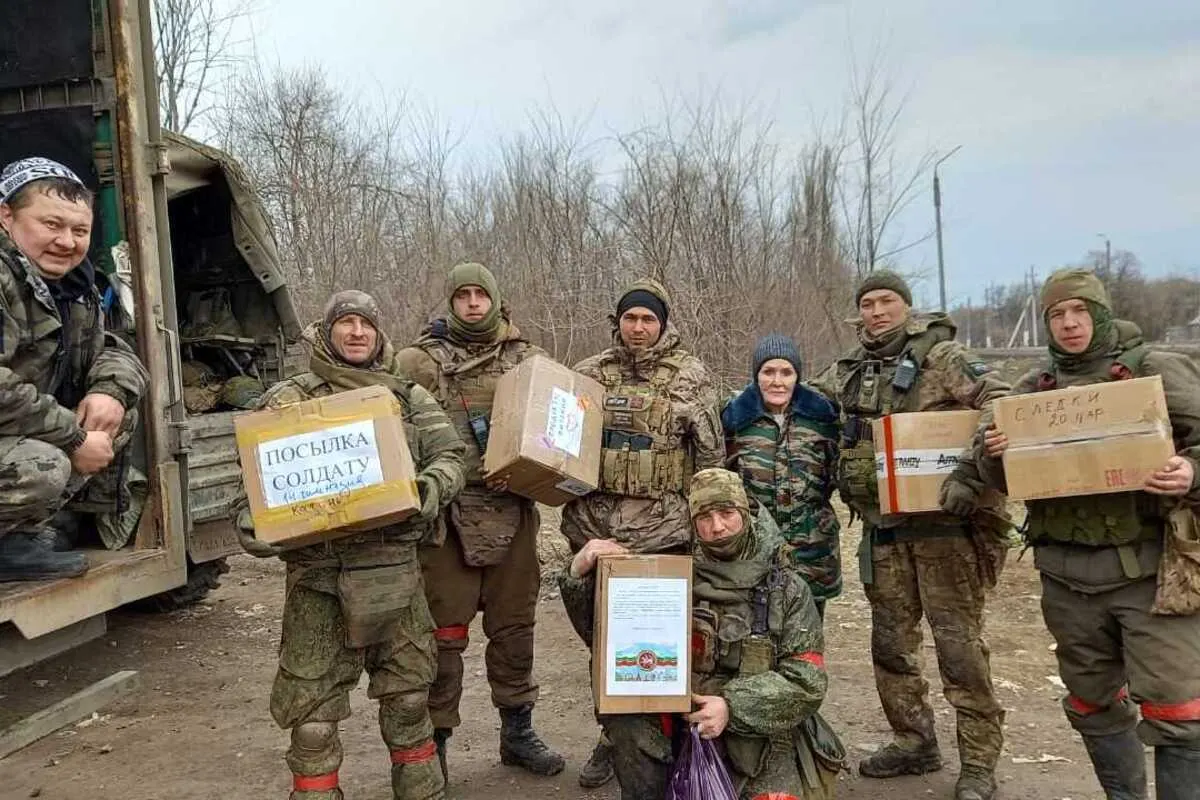 Волонтёры из разных регионов сообщают о перебоях с топливом: заправки отказываются наливать бензин в канистры, выезды на фронт сокращаются, часть грузов передают попутным машинам.