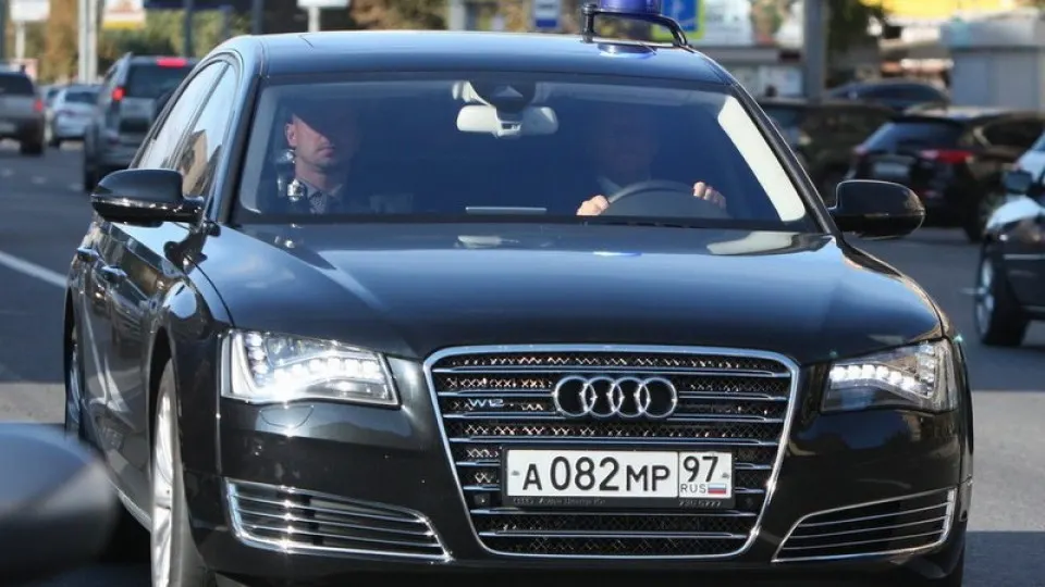 Из‑за острого дефицита топлива автозаправки в разных регионах начали отдавать приоритет государственным сотрудникам и экстренным службам; сокращение переработки нефти и удары по НПЗ существенно сократили выпуск бензина.