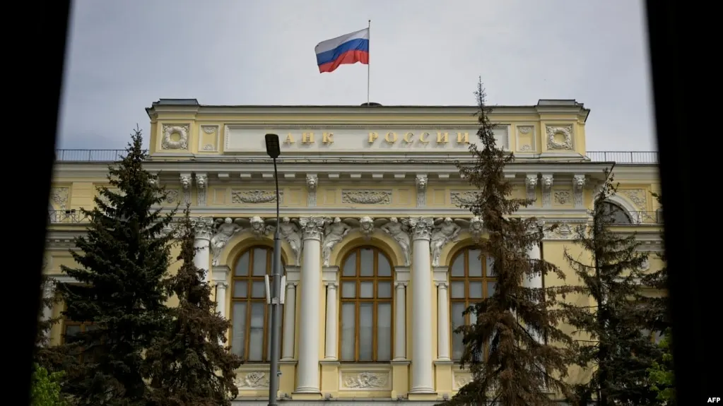 Центральный банк включил Bitcoin, Ethereum и Tether USDT в перечень криптоактивов, доступных на биржах, и ввёл лимиты для неквалифицированных инвесторов, а также требования к тестированию перед сделками.