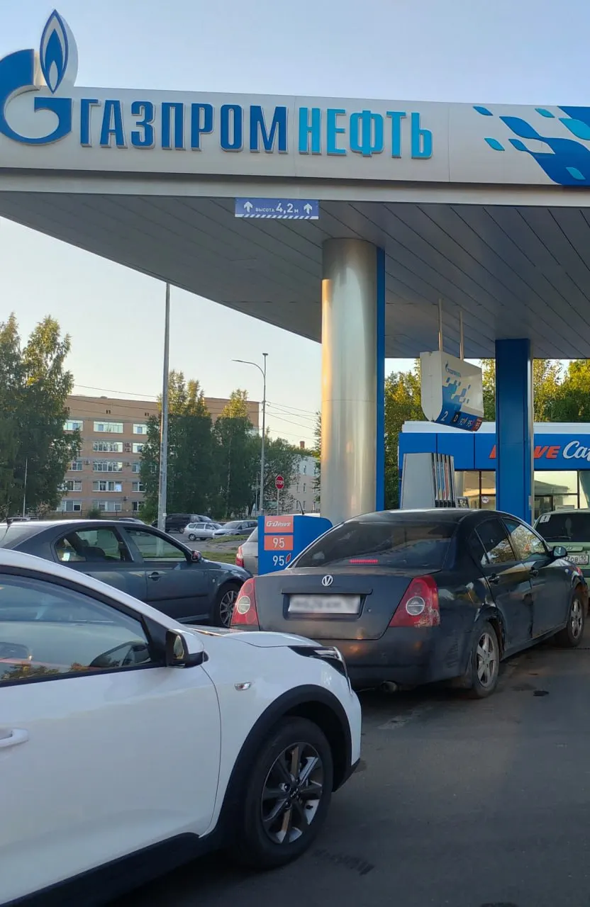 Новое предложение позволяет заказать личного водителя для заправки автомобиля. Минимальная стоимость поездки — около 95 рублей, но возникают вопросы о страховке и сохранности вещей.