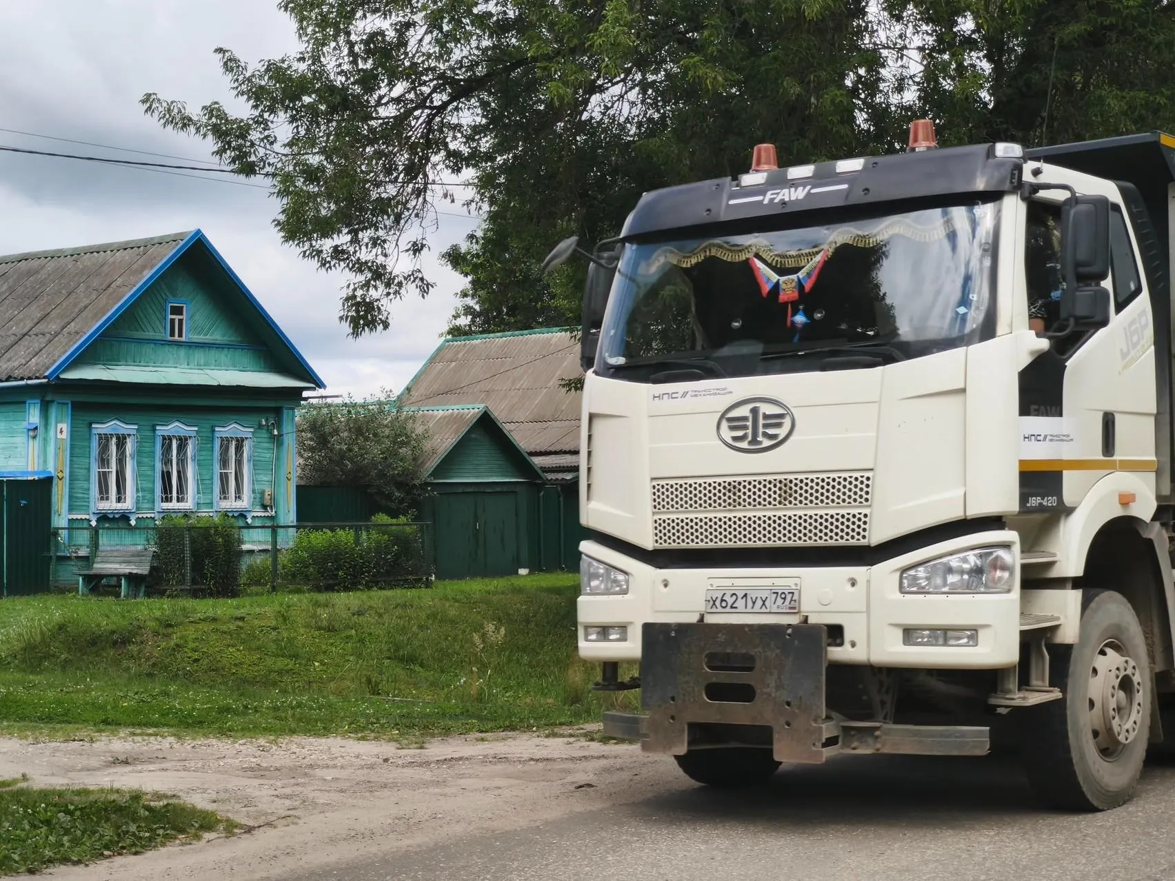 У части домов изъяли жильё, другие жители приспосабливаются к соседству с тяжёлым транспортом и поездами, которые идут по новому маршруту.
