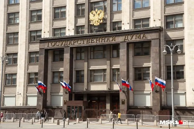 В июле опубликованы данные о доходах губернатора региона и владении имуществом, включая две квартиры в Калининградской области; аналитики также оценивают активы кузбасских кандидатов на выборы в федеральный парламент.