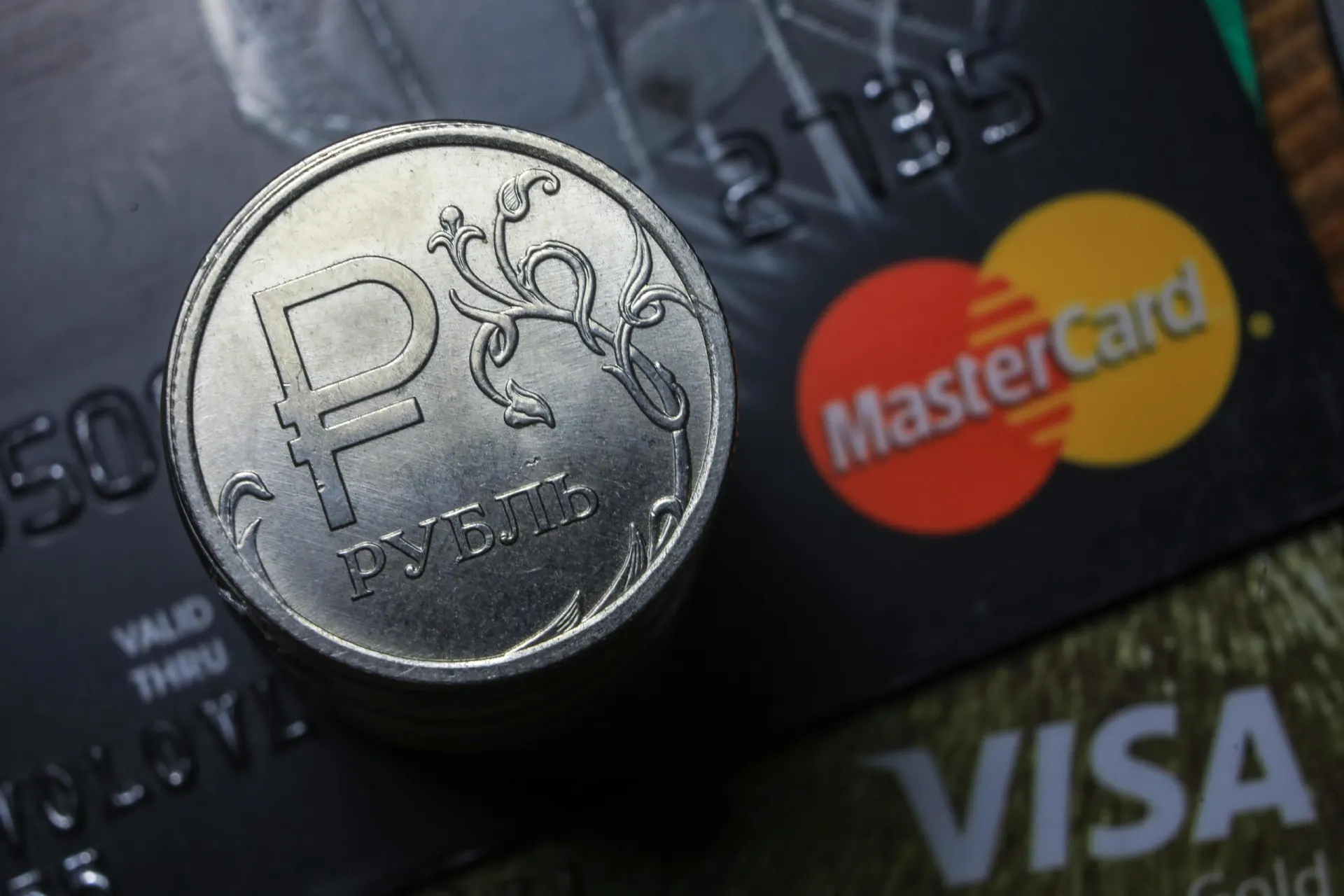 Граждане сталкиваются с трудностями при расчётах картами Visa и Mastercard и через систему СБП.