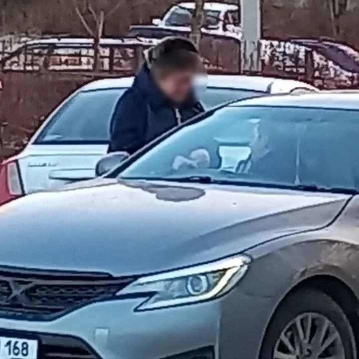 Жители Карелии предупреждают об обмане: на улицах Петрозаводска замечены подозрительные продавцы шуб, которые настойчиво обращаются к пожилым женщинам прямо на тротуаре.