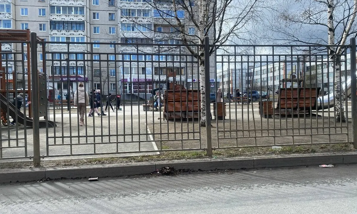 Незнакомка с тростью попыталась заманить четырех несовершеннолетних в подъезд возле дома на Берёзовой аллее, предложив помощь за 100 рублей. Жители предупреждают об опасности.