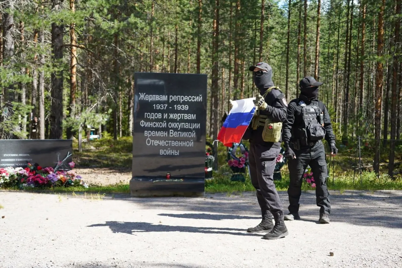 На урочище Сандармох прошла траурная церемония чтения имен жертв репрессий. На мероприятие прибыли участники ультраправых движений, памятник репрессированным евреям был повален и затем возвращён на место.