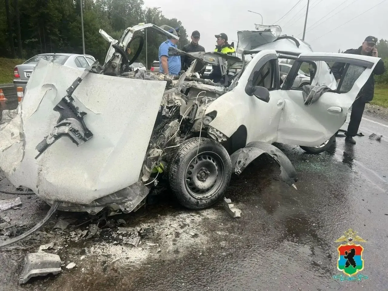 20-летний водитель Renault и 20-летняя пассажирка, приехавшая из Москвы, погибли; выжил только их 25-летний друг. Пострадавшая пара из Mitsubishi госпитализирована.
