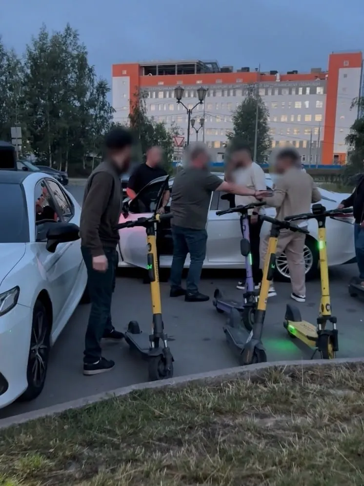 У ночного клуба на набережной Петрозаводска произошла драка с применением оружия; на месте работают полиция и следователи.