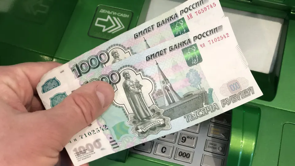 Гражданам предлагают установить суточные и месячные лимиты на снятие наличных и переводы по номеру телефона; меры направлены на снижение рисков хищения и стабилизацию банковских операций.