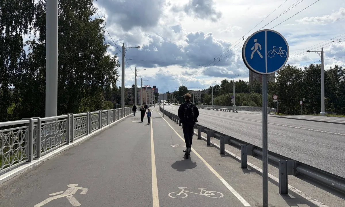 На улицах города появились новые дорожные знаки Пешеходная и велосипедная дорожка с разделением движения; пешеходы и велосипедисты должны двигаться по разным сторонам тротуаров.