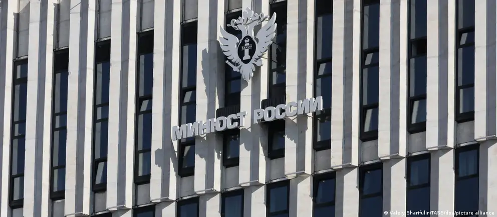 Минюст расширил перечень нежелательных организаций: в новый список вошли американский фонд защиты прав человека и ряд международных организаций, антивоенные группы и исследовательские центры.