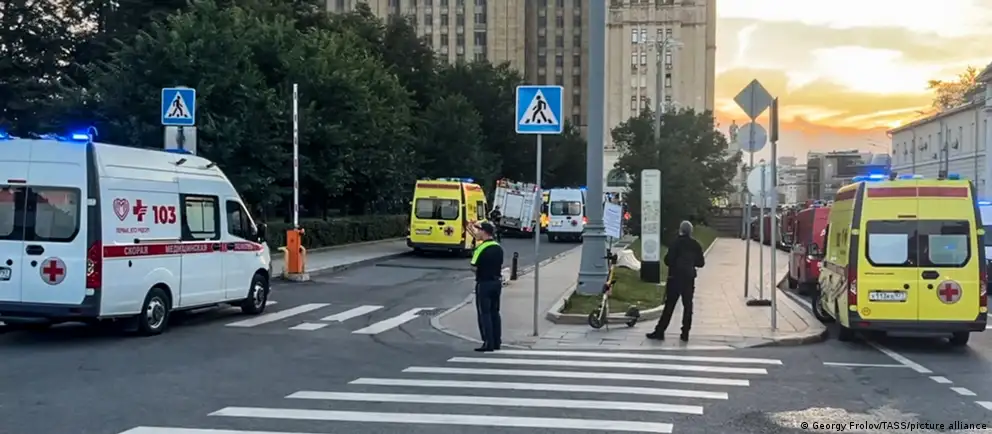 В результате взрыва у ресторана на Кудринской площади погибли как минимум пять человек, следствие рассматривает версию о попытке покушения на главнокомандующего ВКС Александра Чайко; против него ранее вводились санкции ЕС.
