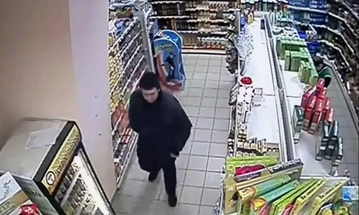 23-летний мужчина попытался вынести алкоголь на сумму около 7500 рублей в магазине на Октябрьском проспекте. Работник магазина догнал грабителя и вернул похищенное; фигуранту грозит до четырех лет лишения свободы.