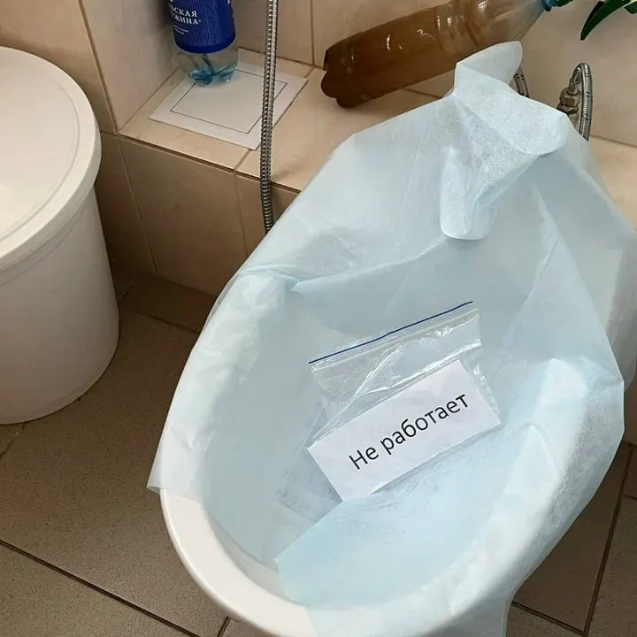 Компания по водоснабжению применяет заглушки в общедомовых сетях против должников: в 360 квартирах уже введены ограничения, часть жильцов погасила долги, другие заключили соглашения о рассрочке; в дальнейшем список ограничений будет расширяться.