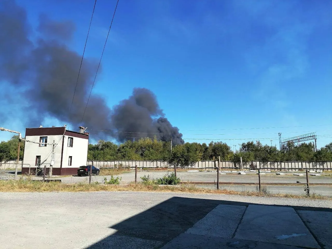 В регионе введён режим беспилотной опасности. Жителям рекомендуется оставаться дома, а сирены звучат в нескольких городах; по данным властей, целью атаки мог стать Орский НПЗ.