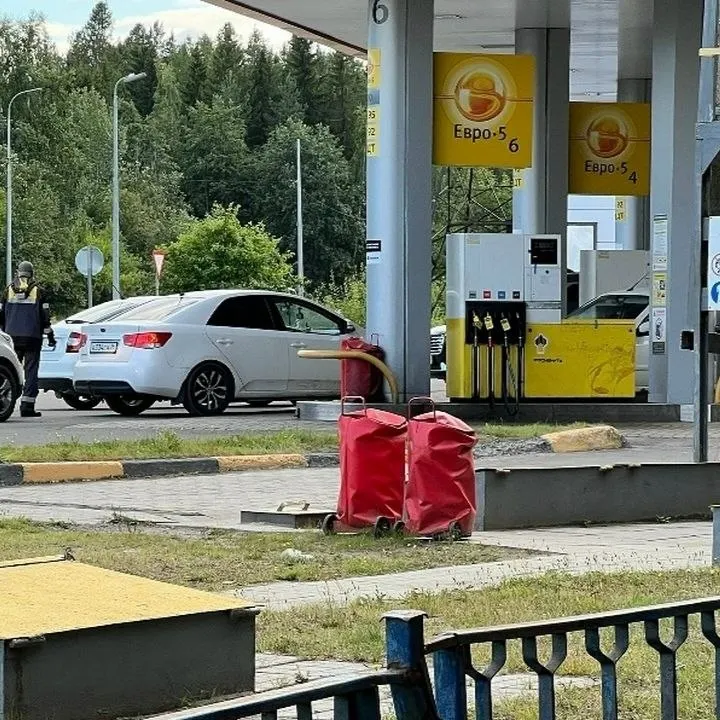 Пожилая пара оказалась под атакой агрессивного мужчины на заправке; женщина перенесла приступ аритмии, семье удалось спастись благодаря вовремя заблокированной двери.