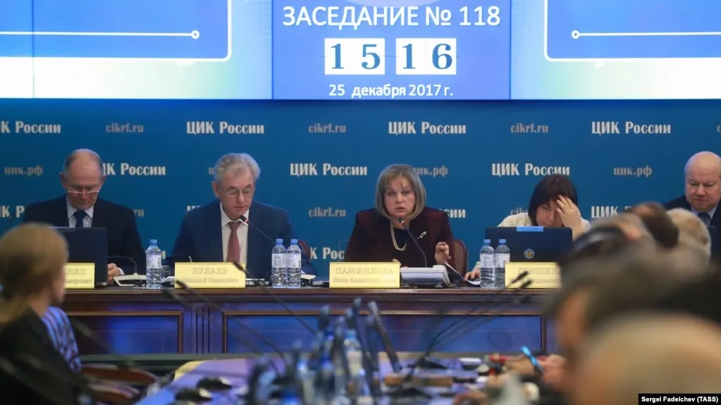 ЦИК провел жеребьёвку и разместил в бюллетене одиннадцать партий; в Карелии и Санкт-Петербурге списки Яблока не допущены к голосованию, федеральный список зарегистрирован.
