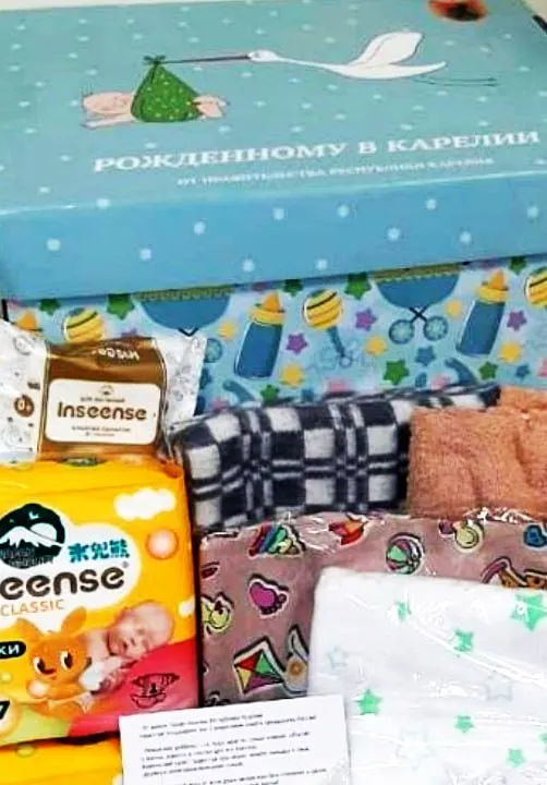 Из-за нехватки финансирования выдача подарочных комплектов для новорожденных временно прекращена; возобновление планируется после поступления средств и завершения конкурсных процедур.