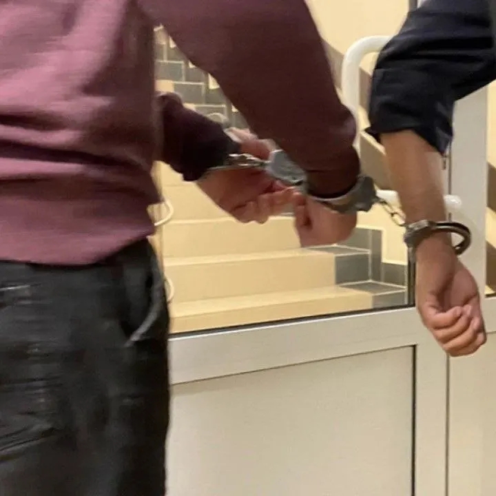 Суд вынес 17 лет строгого режима мужчине за преступления сексуального характера против несовершеннолетней; после освобождения ему на два года ограничат свободу, включая запрет ночных выходов и изменение места проживания без разрешения.