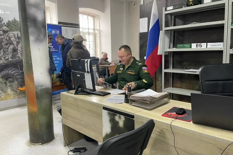 Официальные представители заявляют об отсутствии планов мобилизации, слухи распространяются как давление на общество. Аналитики указывают на психологическую подоплеку публикаций.