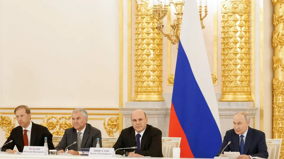 Глава государства объявил о необходимости подготовки к возвращению участников боевых действий к гражданской жизни и расширении мер поддержки их трудоустройства.