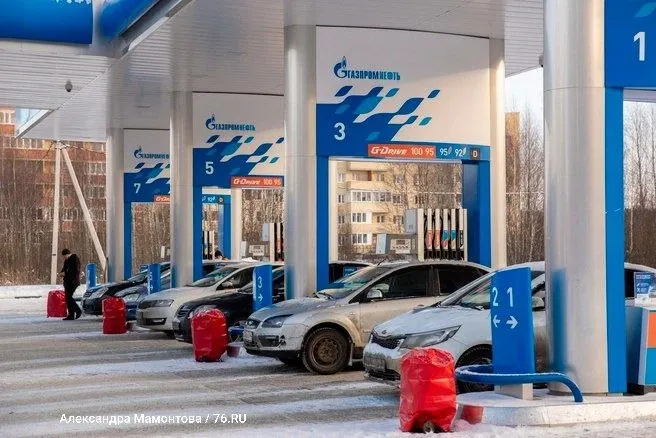 Клиенты смогут заправляться без ограничений по объему в Санкт-Петербурге, Ленинградской области, Москве и Московской области, а также в девяти регионах России; оплата после заправки доступна.