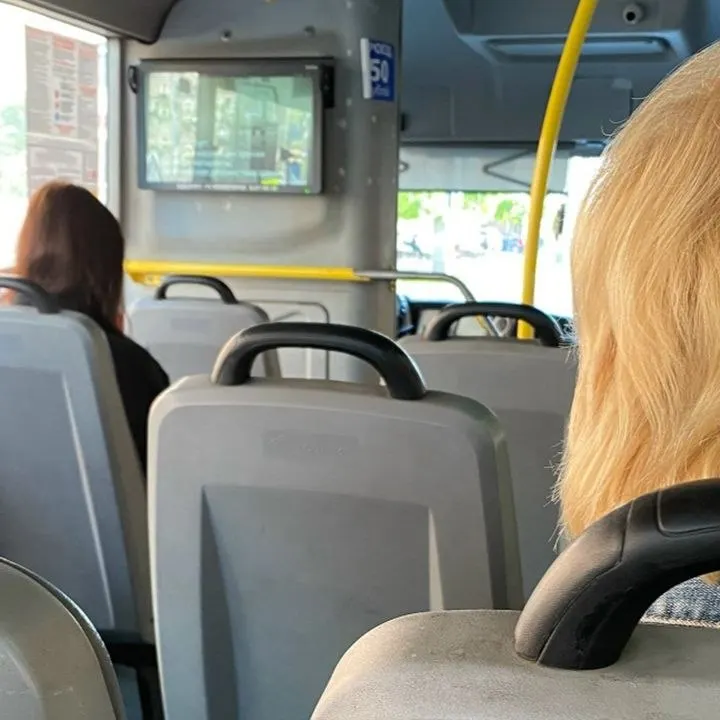 На Суоярвском шоссе в Петрозаводске автобус предприятия подвергся обстрелу металлическими шариками; лобовое стекло повреждено, пострадавших нет.