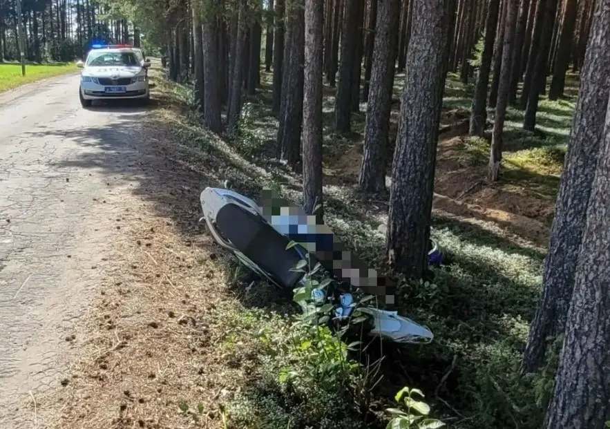 ДТП произошло 31 июля на просёлочной дороге в Пряжинском районе: подросток не справился с управлением, вылетел в кювет и скончался на месте. Пассажирку увёз отец, её состояние уточняется.