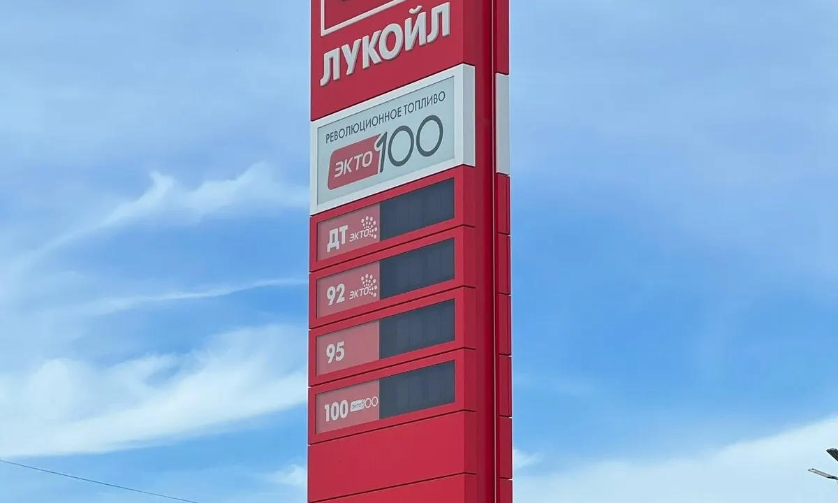 На заправках Петрозаводска фиксируются длинные очереди и нехватка бензина, поставки поступают нерегулярно.