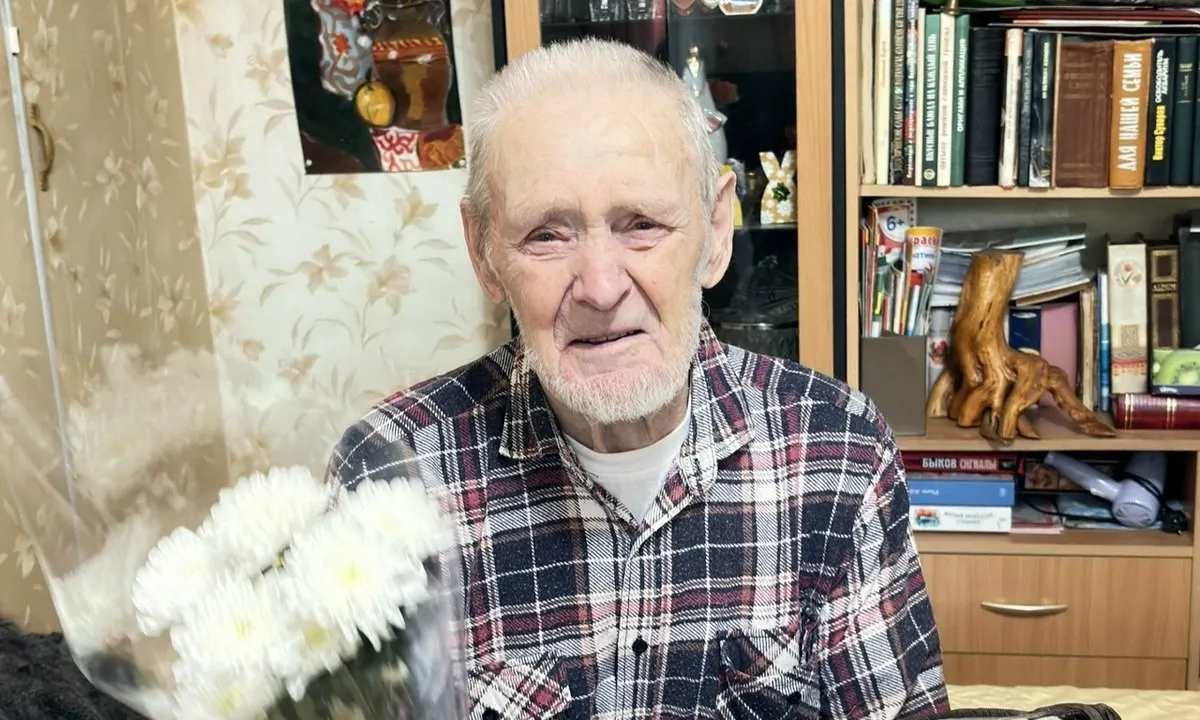 90-летний житель Карелии делится своим секретом долголетия: активный образ жизни, семейные ценности и ответственность за работу помогают держать себя в форме.