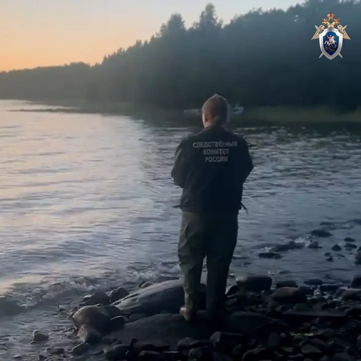 56-летний мужчина погиб после переворота лодки на озере Кедрозеро в Кондопожском районе; следователи устанавливают обстоятельства происшествия.