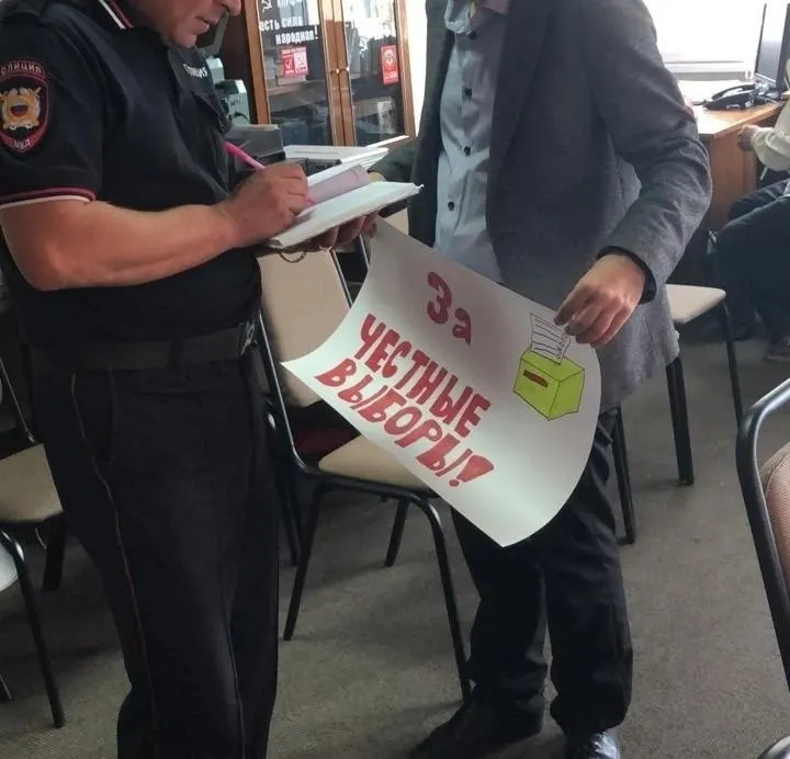 В Карелии полиция посетила предвыборный штаб КПРФ, парализовав работу регионального отделения и заявив о проверке агитационных материалов; активисты и представители партии называют это попыткой давления на кампанию.