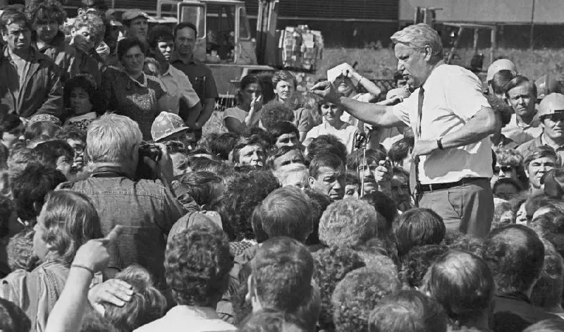 В 1990-м году на фоне волны деклараций суверенитета республик обсуждались пути сохранения единого государства: компромисс Ельцина и постепенное расширение полномочий внутри федерации.