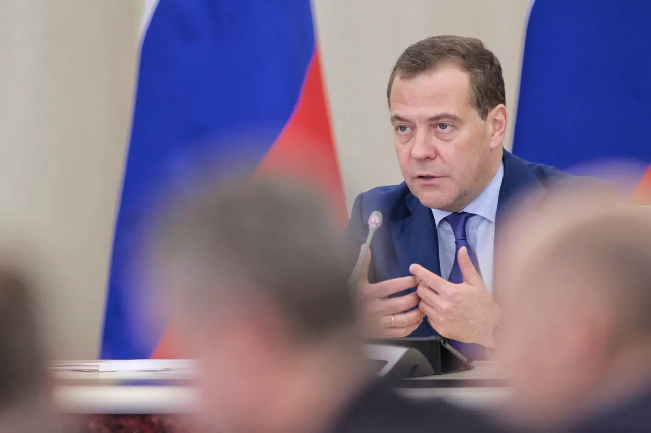 Медведев заявил, что прекращение или приостановка СВО не приведет к остановке конфронтации, а воспитание общества останется вызовом как для России, так и для западных стран.