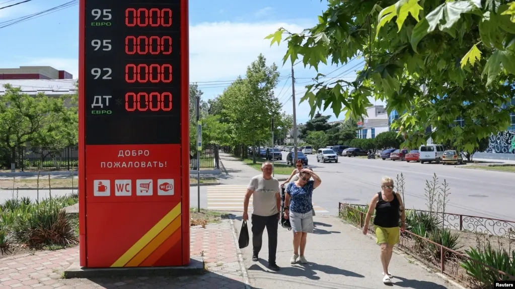 В Геленджике и близлежащих населённых пунктах произошли перебои с поставками бензина: на большинстве АЗС остаётся дизель, единственная заправка с бензином АИ-92/АИ-95 — в Архипо-Осиповке. Очереди к топливу тянутся сотнями машин и могут длиться многие часы.