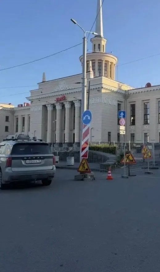 У вокзала в Петрозаводске перенесли остановку и запретили стоянку в рамках благоустройства; временная схема будет действовать три месяца, обновлённая площадь перед вокзалом.