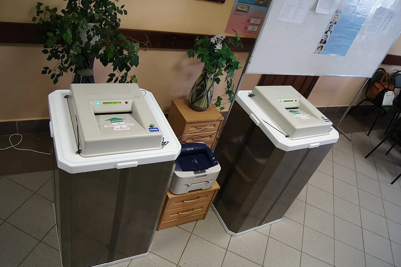 Голосование проходит без комплексов обработки бюллетеней из‑за санкций; старые системы исчерпали ресурс, новые недоступны.