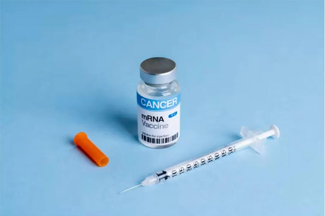 Новое исследование по персонализированной мРНК‑вакцине против меланомы демонстрирует потенциал подхода, акции компаний выросли, а в России такие вакцины включены в базовую программу ОМС в рамках высокотехнологичной терапии.