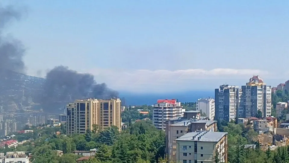После удара дронов по Ялте на набережной разгорелся пожар; власти ввели меры по эвакуации и обеспечению безопасности.