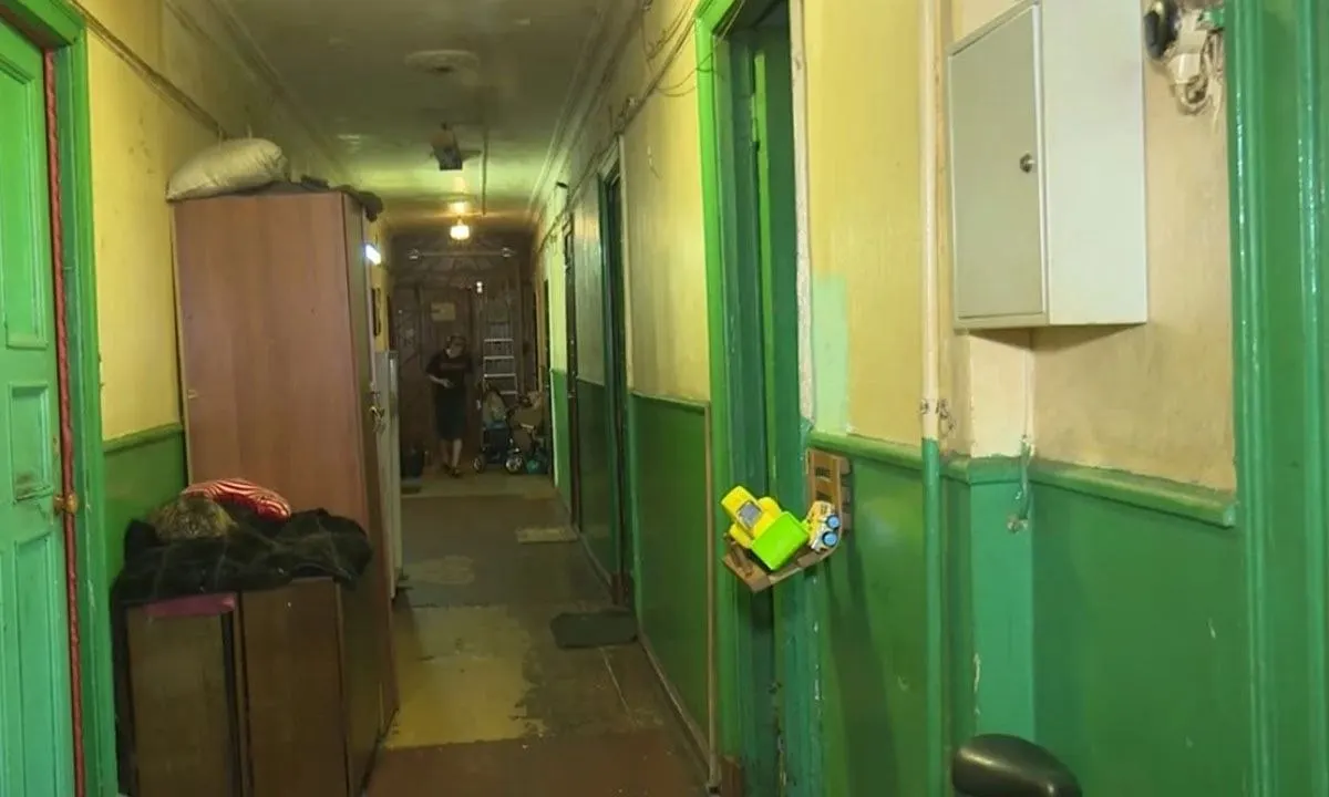В доме №4 на проспекте Ленина Петрозаводска жильцы жалуются на систематические затопления верхних этажей, риск пожара из‑за неисправной проводки и конфликт между жильцами, который перерос в уголовное дело.